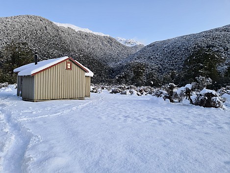 2022-08-01 07.47.50 S20 Simon - Hurunui Hut across valley to Waterfall Stream.jpeg: 4032x3024, 3875k (2022 Dec 11 14:58)