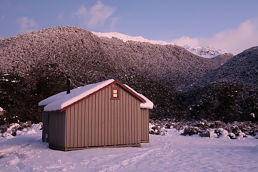 2022-08-01 07.23.52 IMG_0422 Brian - Hurunui 3 hut and snowy hills in morning light.jpeg: 5472x3648, 8746k (2022 Dec 11 14:58)