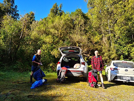 Philip and Brian at North Haast Paringa Cattle Track carpark
Photographer;&nbsp;Simon
2023-04-16&nbsp;09.57.57;&nbsp;Metadata time: '2023 Apr 16 09:57'
Original size:&nbsp;9,248 x 6,936; 31,079 kB
Filename: 2023-04-16 09.57.57 S20+ Simon - Philip and Brian at North Haast Paringa Cattle Track carpark.jpeg
