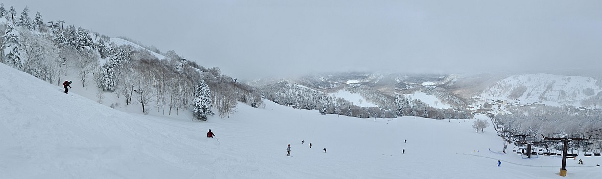 Adrian and Jim skiing Kumanoyu course  2 A
Photographer;&nbsp;Simon
2024-03-10&nbsp;11.37.11;&nbsp;Metadata time: '2024 Mar 10 15:37'
Original size:&nbsp;19,429 x 5,803; 9,486 kB;&nbsp;stitch
Filename: 2024-03-10 11.37.11 S20+ Simon - Adrian and Jim skiing Kumanoyu course 2A_stitch.jpg