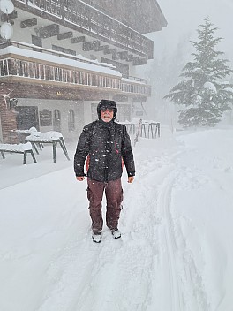 Simon outside Hotel Alpenburg in the blizzard
Photographer;&nbsp;Adrian
2024-03-13&nbsp;08.53.56;&nbsp;Metadata time: '2024 Mar 13 12:53'
Original size:&nbsp;3,024 x 4,032; 2,218 kB
Filename: 2024-03-13 08.53.56 S20+ Adrian - Simon outside Hotel Alpenburg in the blizzard.jpeg