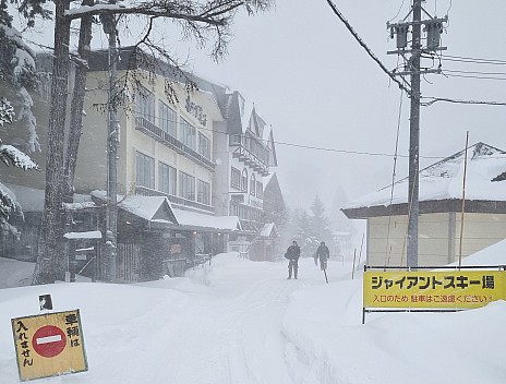 Leaving Alpenburg - bags were ahead by skimobile
Photographer;&nbsp;Jim
2024-03-13&nbsp;08.54.29;&nbsp;Metadata time: '2024 Mar 13 12:54'
Original size:&nbsp;2,992 x 2,271; 1,791 kB;&nbsp;cr
Filename: 2024-03-13 08.54.29 S21FE+ Jim - Leaving Alpenburg - bags were ahead by skimobile_cr.jpg