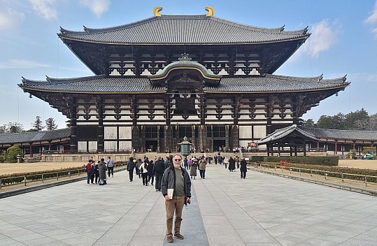 Simon in front of Tōdai-ji
Photo: Adrian
2024-03-14 15.50.13; '2024 Mar 14 19:50'
Original size: 8,402 x 5,484; 12,419 kB; str, cr
2024-03-14 15.50.13 S20+ Adrian - Simon in front of Tōdai-ji_str_cr.jpg