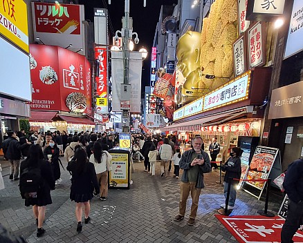 Simon on Dōtonburi
Photographer;&nbsp;Jim
2024-03-15&nbsp;19.26.49;&nbsp;Metadata time: '2024 Mar 15 23:26'
Original size:&nbsp;2,739 x 2,202; 2,026 kB;&nbsp;cr
Filename: 2024-03-15 19.26.49 S21FE+ Jim - Simon on Dōtonburi_cr.jpg