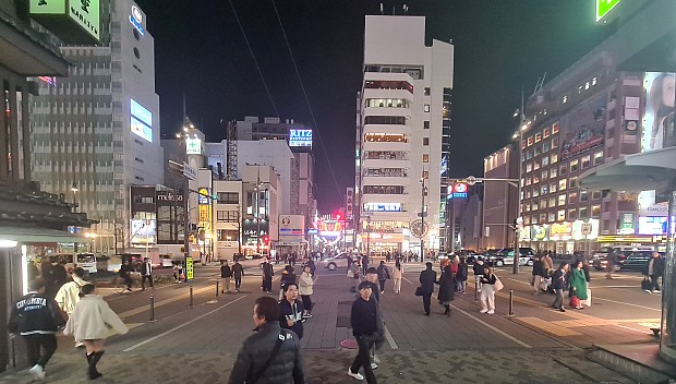 In Dotonburi
Photographer;&nbsp;Adrian
2024-03-15&nbsp;19.43.58;&nbsp;Metadata time: '2024 Mar 15 23:43'
Original size:&nbsp;3,908 x 2,218; 2,325 kB;&nbsp;cr
Filename: 2024-03-15 19.43.58 S20+ Adrian - in Dotonburi_cr.jpg