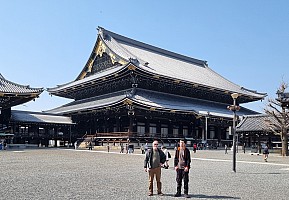 Shinkansen Ōsaka, Tōkyō, to Narita
Simon and Adrian at Higashi Hongan-ji Temple
Photo: Jim
2024-03-16 13.54.46; '2024 Mar 16 13:54'
Original size: 2,992 x 2,070; 2,227 kB; cr
2024-03-16 13.54.46 S21FE+ Jim - Simon and Adrian at Higashi Hongan-ji Temple_cr.jpg