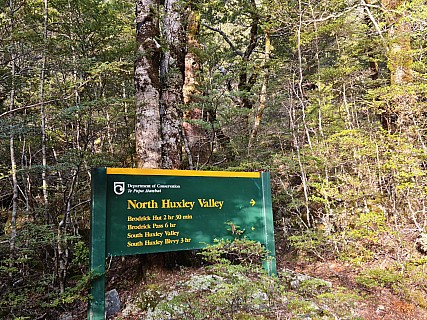 South Huxley Valley sign
Photographer;&nbsp;Simon
2024-10-01&nbsp;08.42.03;&nbsp;Metadata time: '2024 Oct 01 08:42'
Original size:&nbsp;8,576 x 6,432; 20,069 kB;&nbsp;str
Filename: 2024-10-01 08.42.03 S20+ Simon - South Huxley Valley sign_str.jpeg
