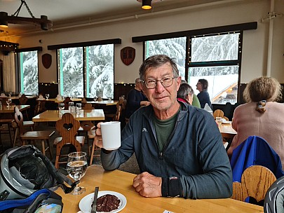 2025-02-25 08.29.17 S20+ Simon - Nick at breakfast at the Alpine Inn.jpeg: 9248x6936, 12585k (2025 Mar 10 17:19)