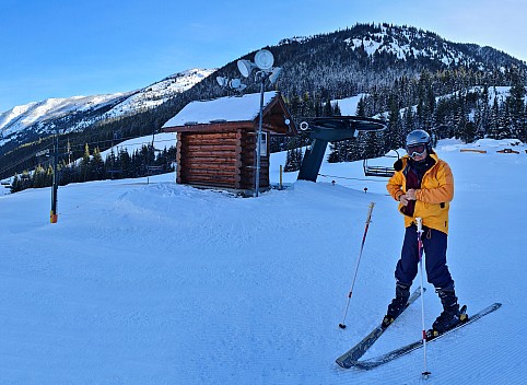 Nick at the top of the Discovery Triple Chair
Photographer;&nbsp;Simon
2025-02-26&nbsp;09.05.30;&nbsp;Metadata time: '2025 Feb 26 09:05'
Original size:&nbsp;12,998 x 9,499; 11,762 kB;&nbsp;stitch
Filename: 2025-02-26 09.05.30 S20+ Simon - Nick at the top of the Discovery Triple Chair_stitch.jpg