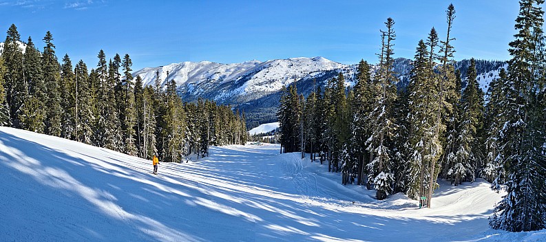 Nick at the top of Snow Garden looking down Queens
Photographer;&nbsp;Simon
2025-02-26&nbsp;09.52.49;&nbsp;Metadata time: '2025 Feb 26 09:52'
Original size:&nbsp;15,078 x 6,696; 15,304 kB;&nbsp;stitch
Filename: 2025-02-26 09.52.49 S20+ Simon - Nick at the top of Snow Garden looking down Queens_stitch.jpg