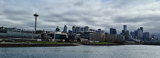Olympic Sculpture park, Space Needle, and Seattle from the water
Photographer;&nbsp;Simon
2025-03-03&nbsp;10.58.15;&nbsp;Metadata time: '2025 Mar 03 10:58'
Original size:&nbsp;8,260 x 2,994; 6,108 kB;&nbsp;cr
Filename: 2025-03-03 10.58.15 S20+ Simon - Olympic Sculpture park, Space Needle, and Seattle from the water_cr.jpg
