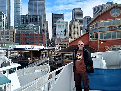 Simon and Seattle and Pier  55
Photographer;&nbsp;Nick
2025-03-03&nbsp;10.42.57;&nbsp;Metadata time: '2025 Mar 03 10:43'
Original size:&nbsp;4,608 x 3,456; 4,718 kB
Filename: 2025-03-03 10.42.57 IMG Nick - Simon and Seattle and Pier 55.jpeg