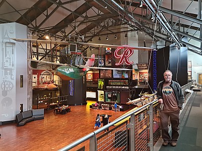 2025-03-04 11.29.11 S20+ Simon - Simon and the Museum of History and Industry_cr.jpg: 8441x6331, 6877k (2025 Mar 10 17:19)