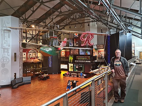 Simon and the Museum of History and Industry
Photo: Simon
2025-03-04 11.29.11; '2025 Mar 04 11:29'
Original size: 8,441 x 6,331; 6,877 kB; cr
2025-03-04 11.29.11 S20+ Simon - Simon and the Museum of History and Industry_cr.jpg