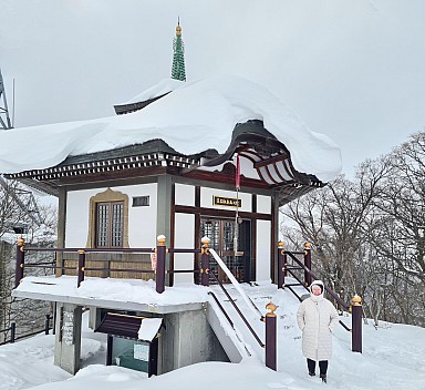 Outside Jodoshu Moenyama Kannonji
Photographer;&nbsp;Simon
2026-01-31&nbsp;15.00.25;&nbsp;Metadata time: '2026 Jan 31 19:00'
Original size:&nbsp;4,039 x 3,702; 1,754 kB;&nbsp;stitch
Filename: 2026-01-31 15.00.25 S20+ Simon - Outside Jodoshu Moenyama Kannonji_stitch.jpg