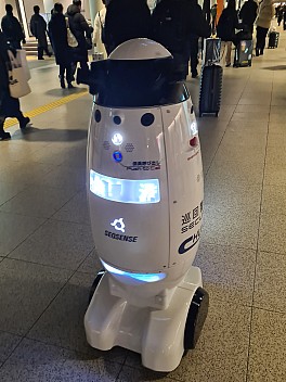 Sapporo Ekimae‑dōri Underground Walkway security robot
Photographer;&nbsp;Simon
2026-01-31&nbsp;19.09.17;&nbsp;Metadata time: '2026 Jan 31 23:09'
Original size:&nbsp;2,581 x 3,441; 1,701 kB;&nbsp;cr
Filename: 2026-01-31 19.09.17 S20+ Simon - Sapporo Ekimae‑dōri Underground Walkway security robot_cr.jpg