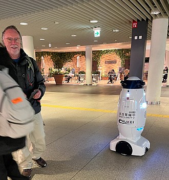 Sapporo Ekimae‑dōri Underground Walkway security robot
Photographer;&nbsp;Pauline
2026-01-31&nbsp;19.09.20;&nbsp;Metadata time: '2026 Jan 31 23:09'
Original size:&nbsp;2,689 x 2,864; 4,697 kB;&nbsp;cr
Filename: 2026-01-31 19.09.20 IMG_4452 Pauline - Sapporo Ekimae‑dōri Underground Walkway security robot_cr.jpg